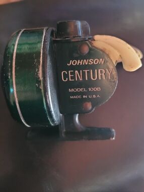 Johnson Century Model 100B Vintage Reel in Green and Black That Works. (109)